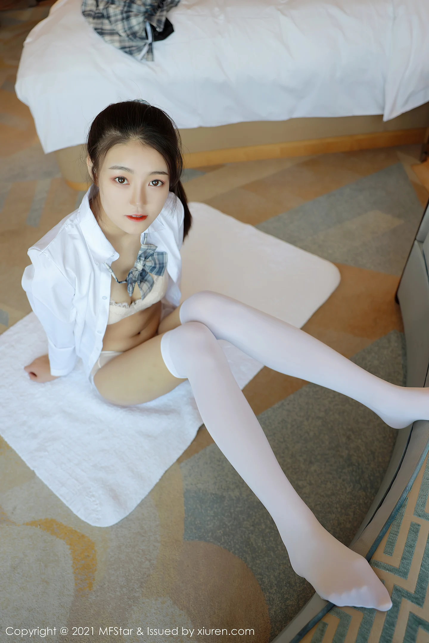 [MFStar模范学院]Vol.448_嫩模Laura苏雨彤清纯格子JK制服半脱露性感内衣诱惑写真40P-秀人网 - XiuRen.Pro